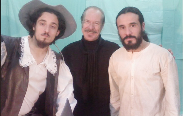 De izquierda a derecha, el actor Roberto Mendiondo, director de la obra Jorge Bedini y Miguel Mendiondo
